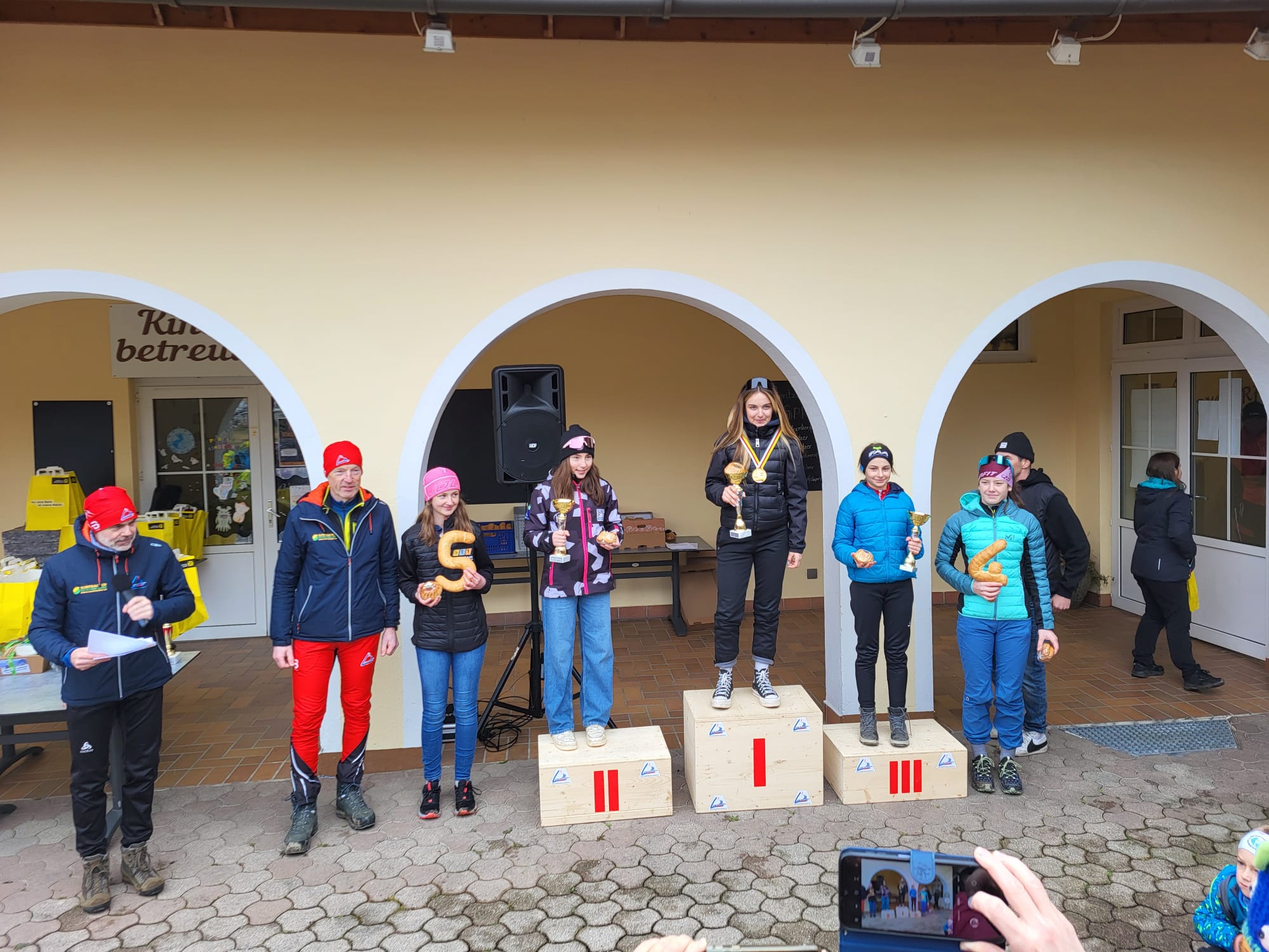 2.Platz Skuk Julia 1.Platz Pirker Amelia 3.Platz Forstnig Antonia.jpg