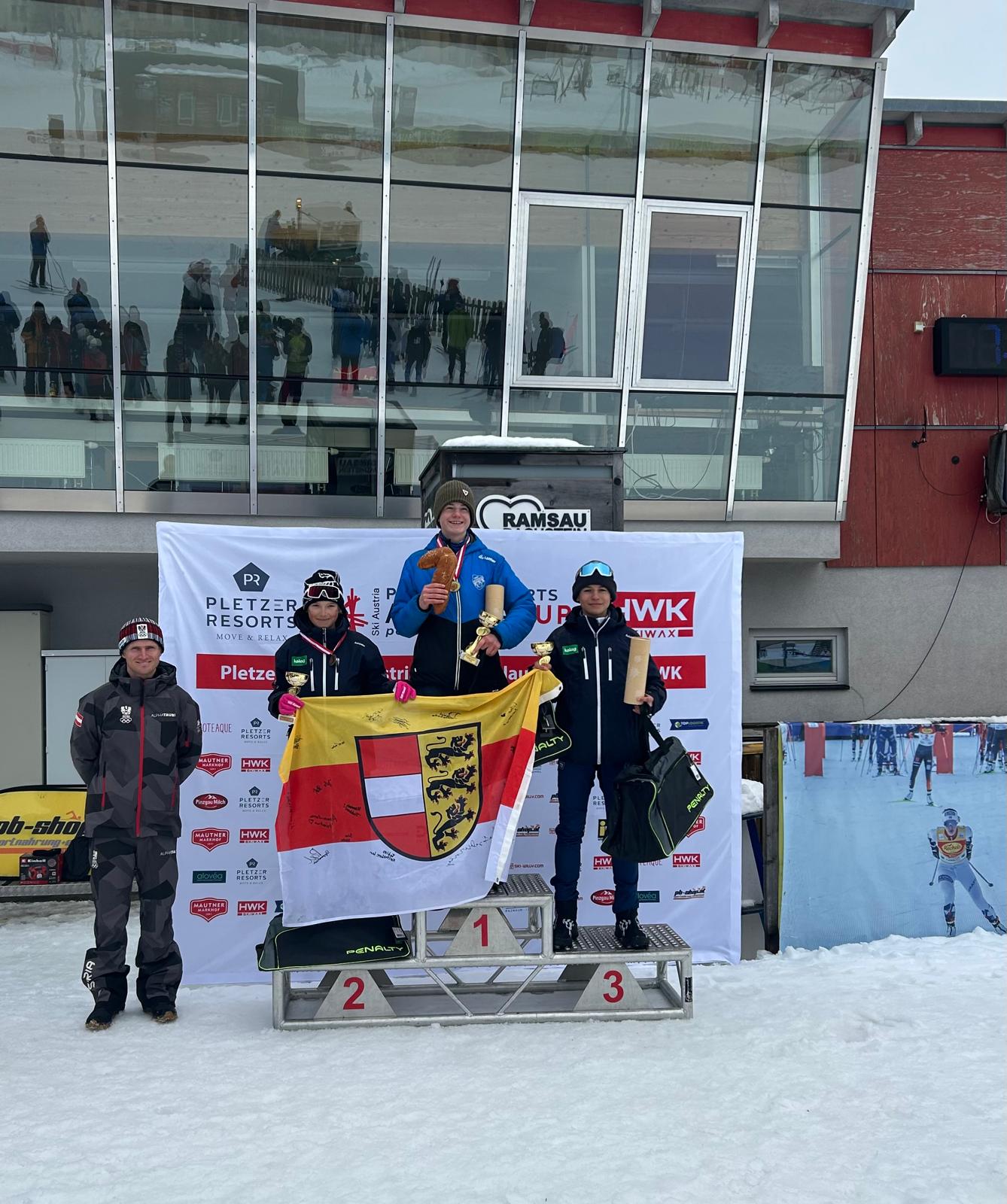 Gesamtwertung Austrocup Schüler 3.Platz Paul Poppernitsch links Langlaufstart Mika Vermeulen.jpg